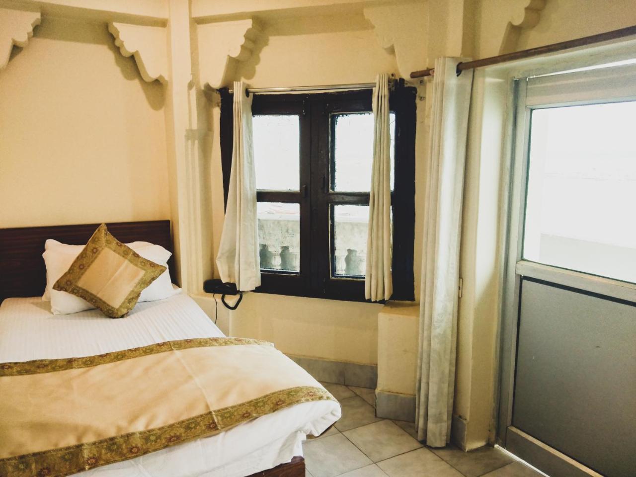 Dwivedi Palace On Steps Varanasi