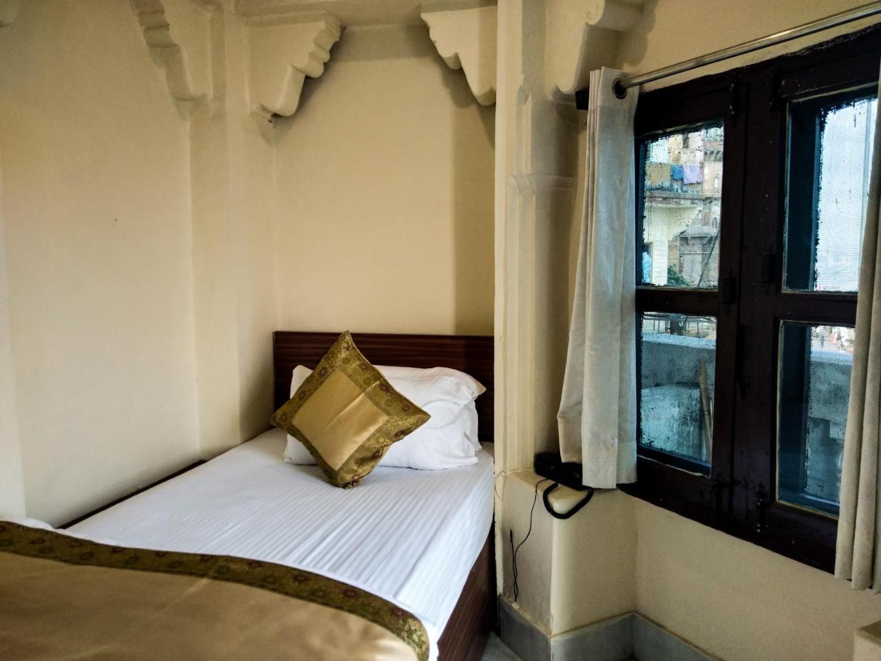Dwivedi Palace On Steps होटल
