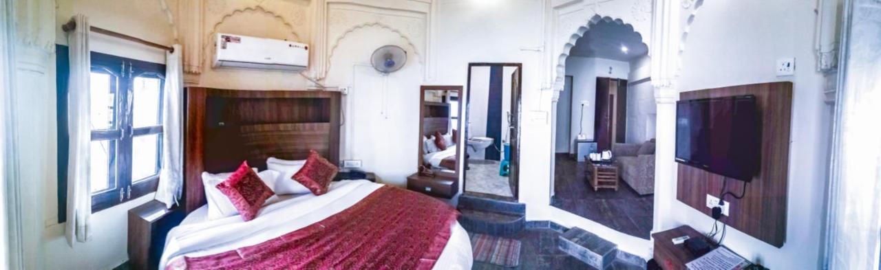 Dwivedi Palace On Steps 2*