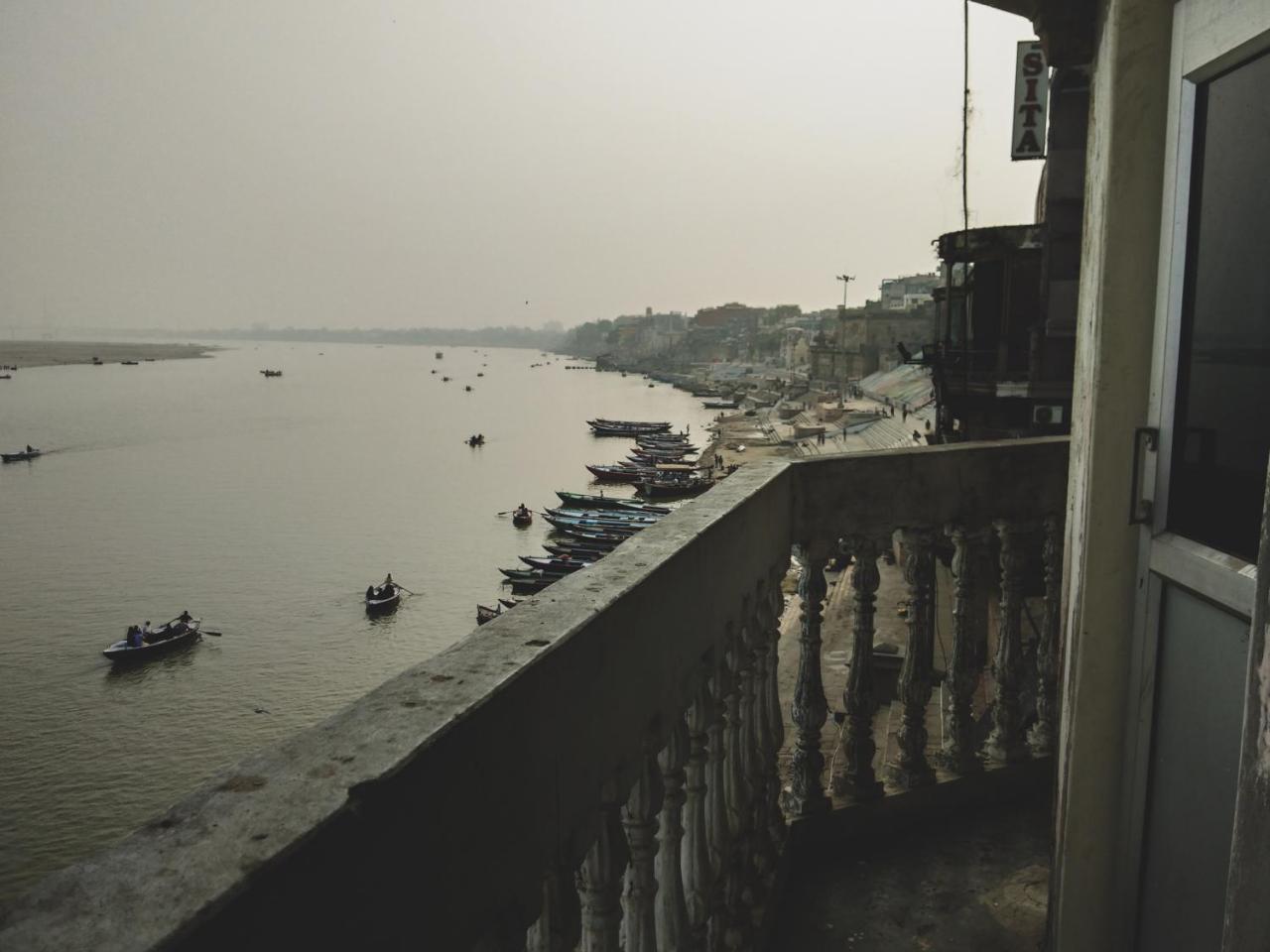 Dwivedi Palace On Steps 2*